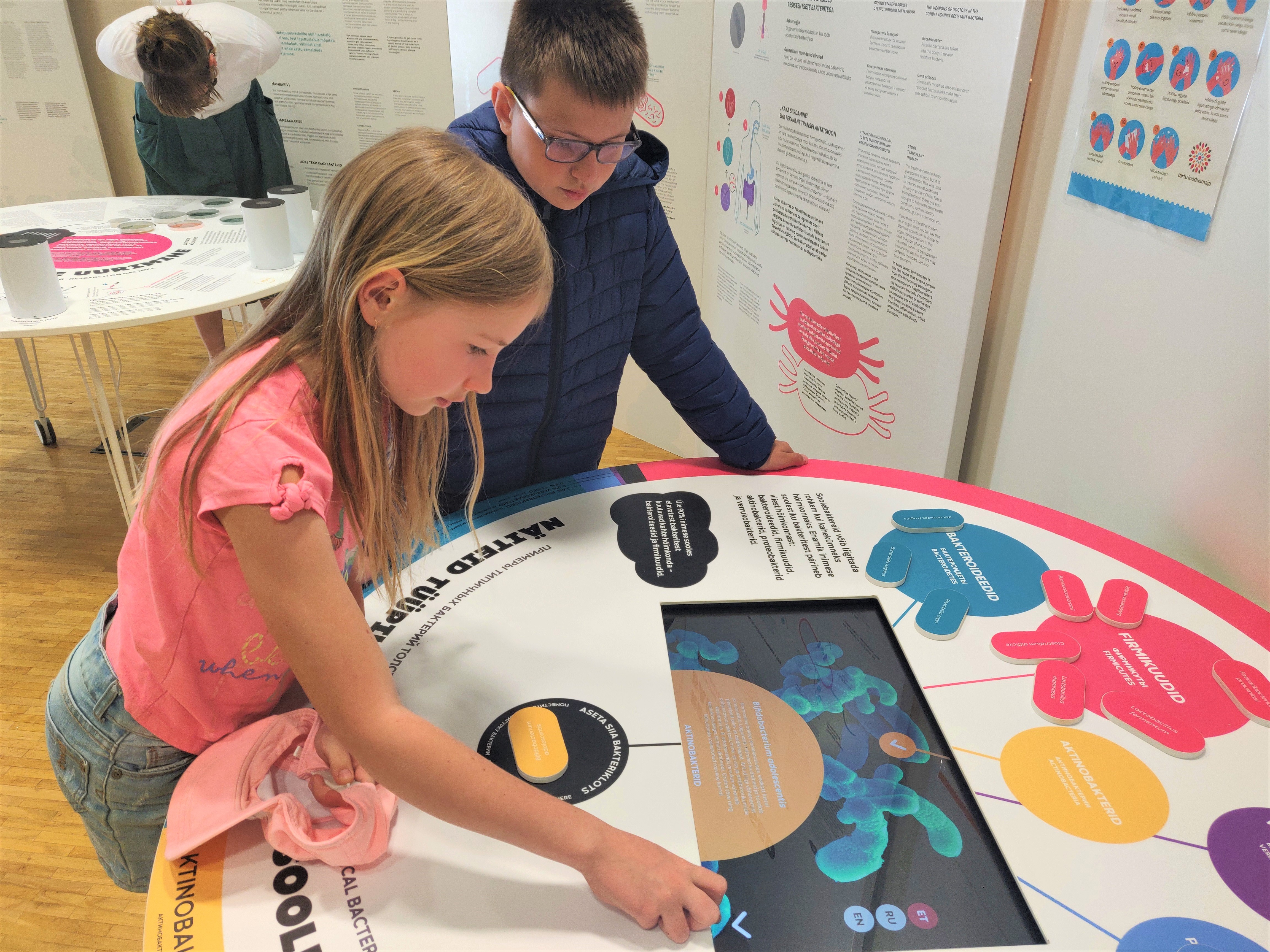 lapsed bakterinäitusel