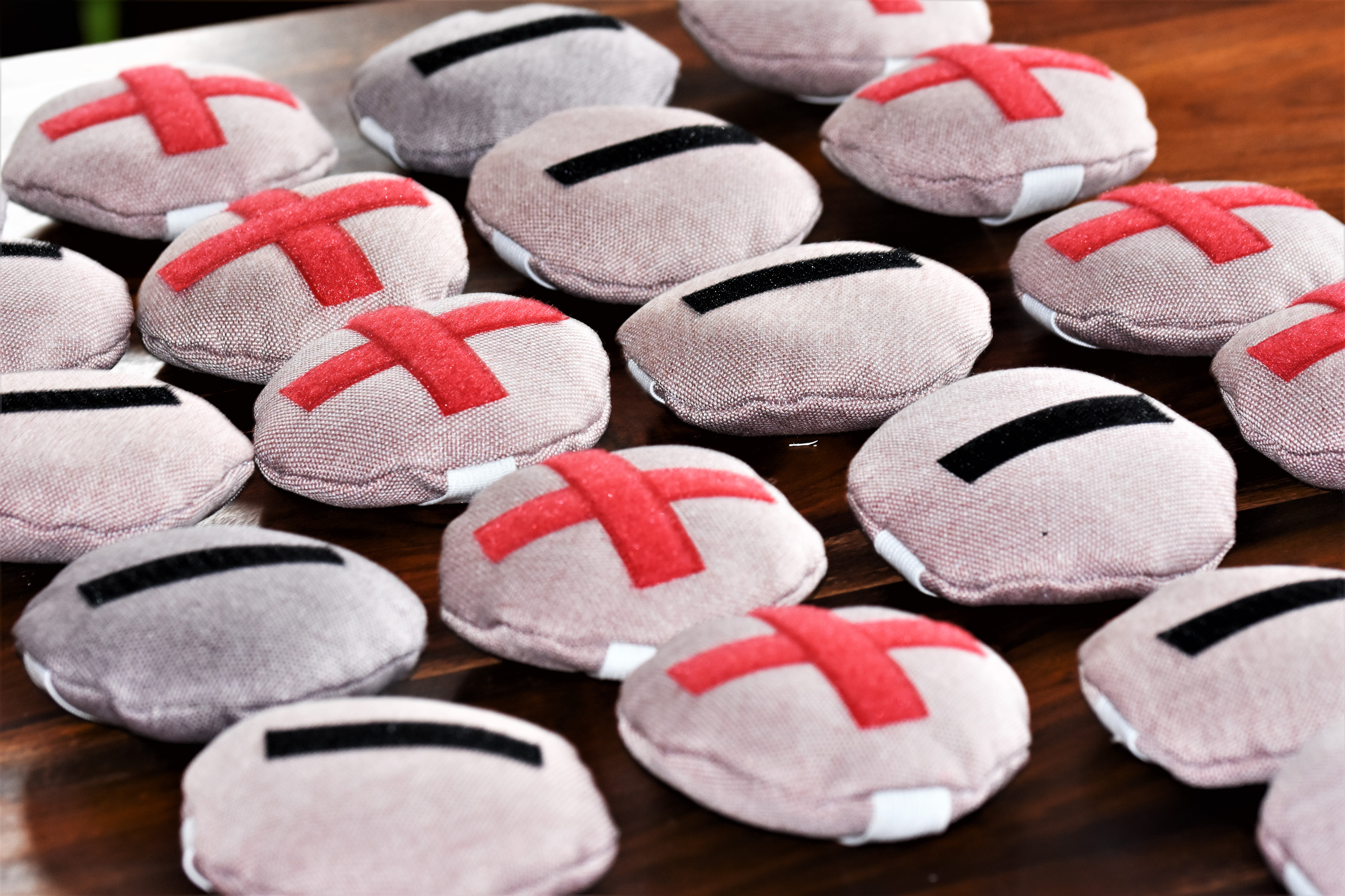 Pluss ja miinus laengu märgiga pallikesed