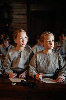 Õpilased vana aja klassitunnis, Kuie koolimajas.