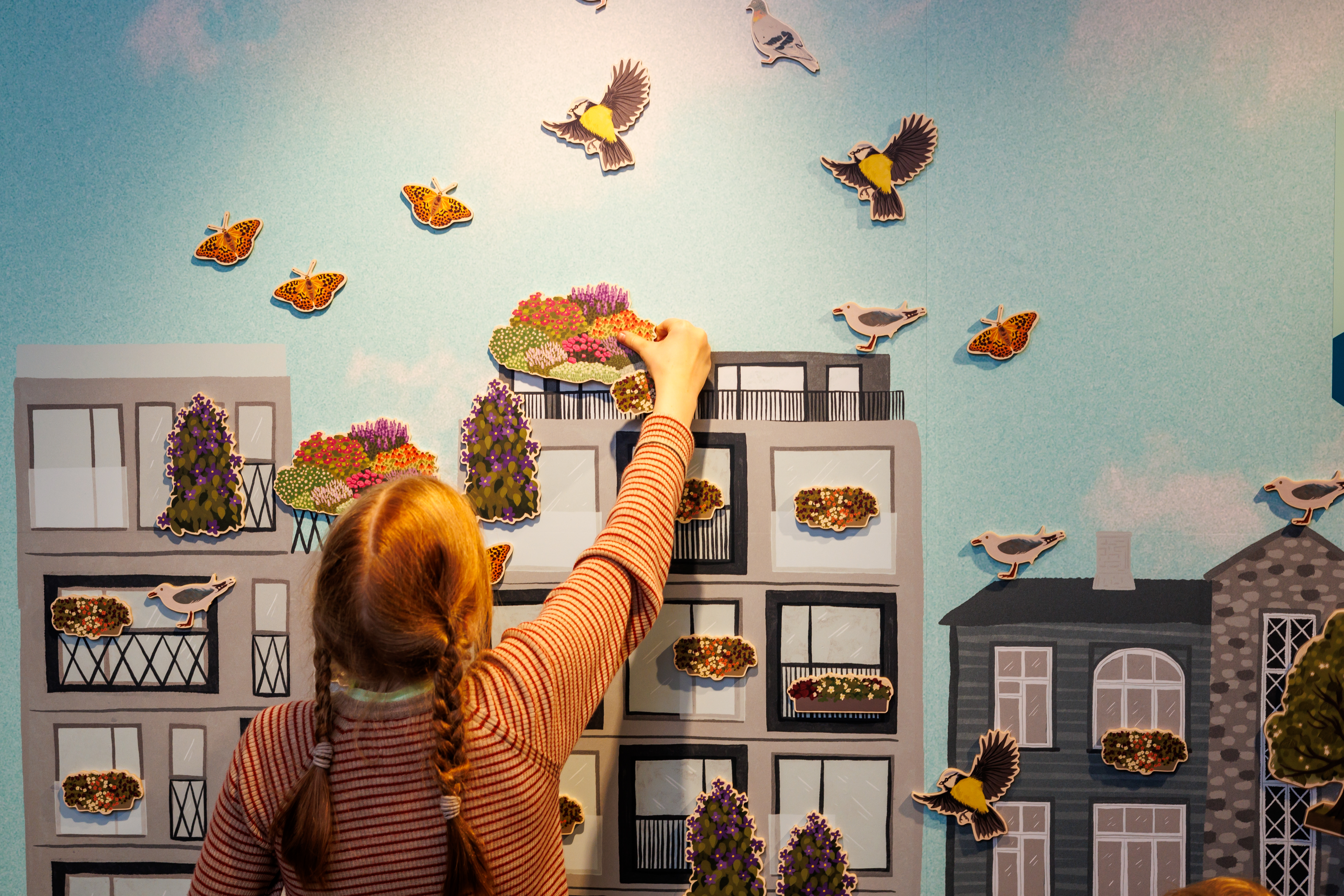 Tüdruk interaktiivselt magnetitega linna kujundamas