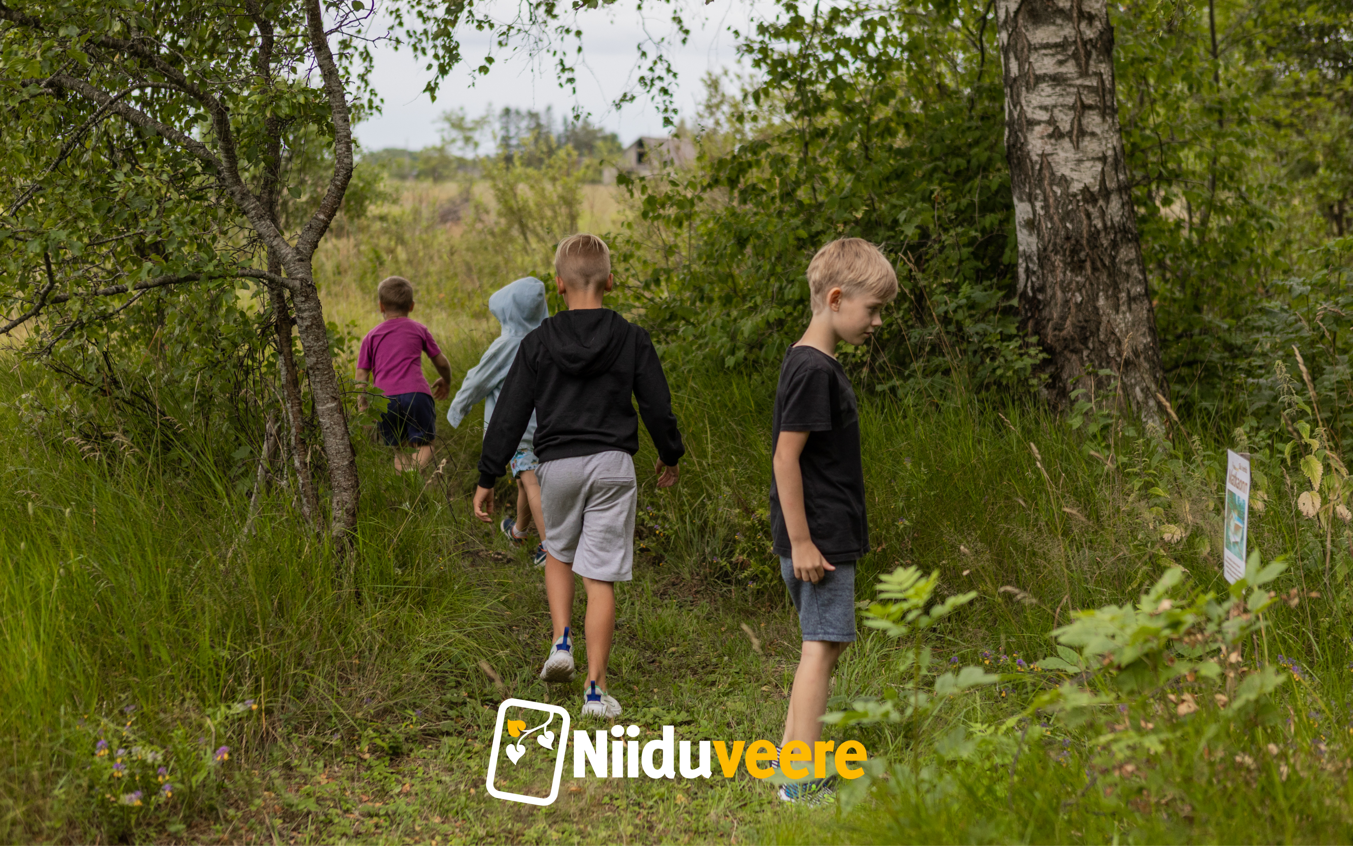 Poisid metsarada avastamas