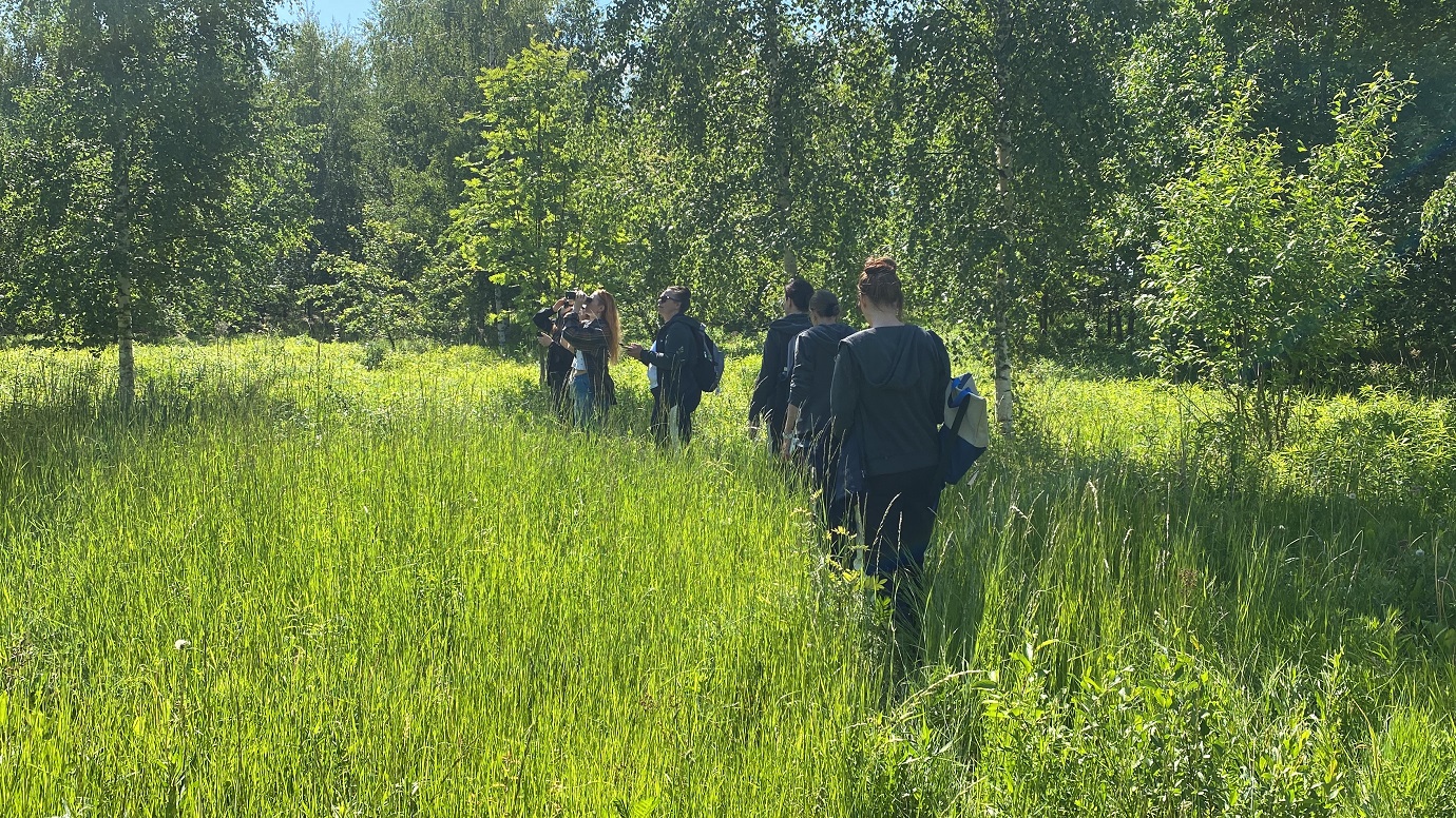 inimesed loodusretkel