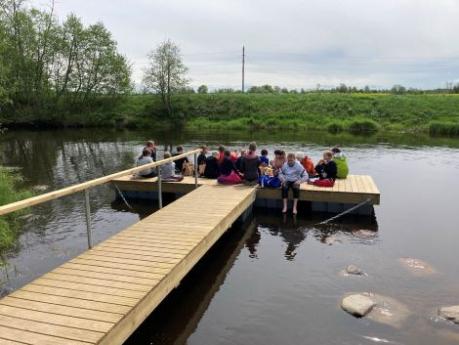Lapsed paadisillal õppimas vees elavaid selgrootuid. 