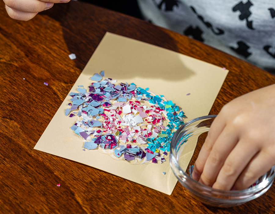 õnnitluskaart, mis on kaunistatud värvilise munakoore puruga