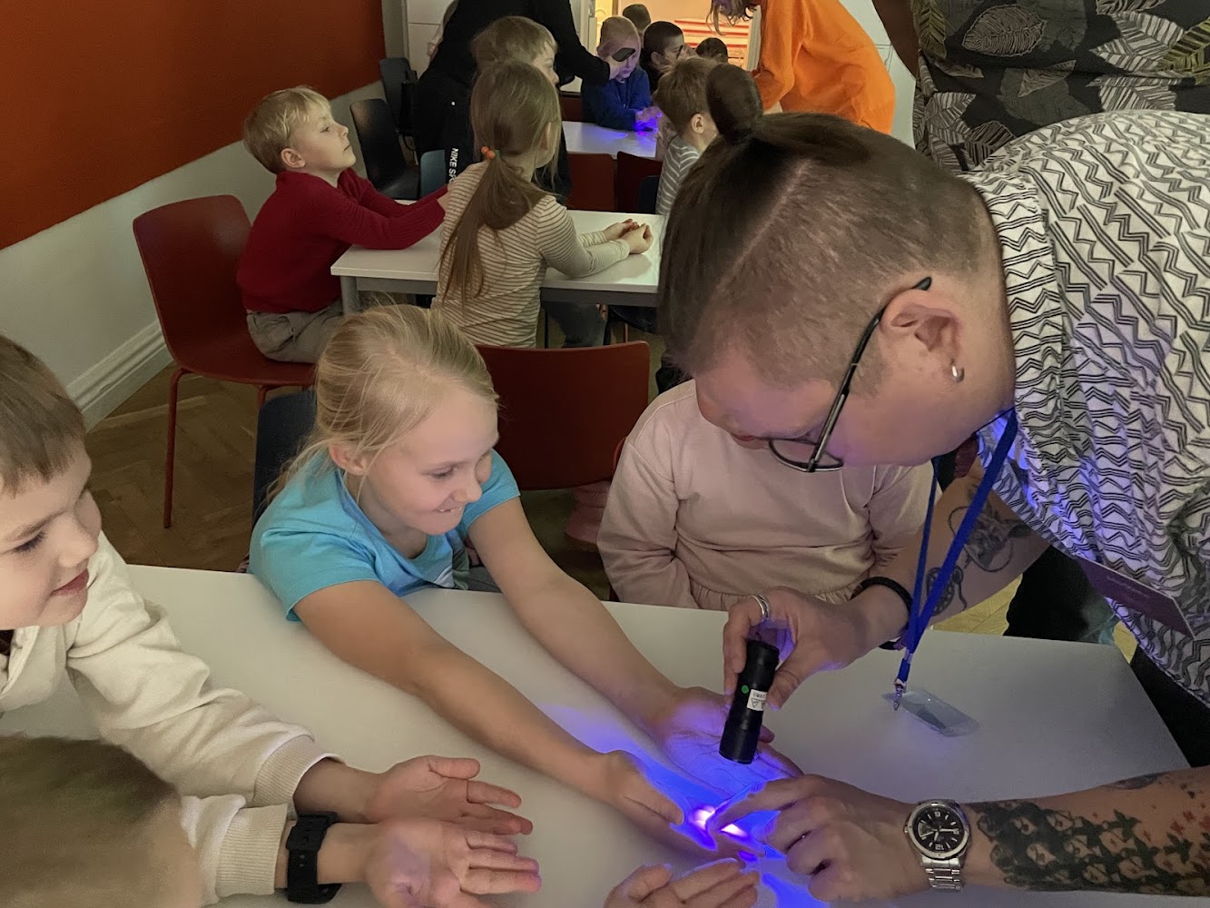 Lapsed kätepesu tulemusi uurimas