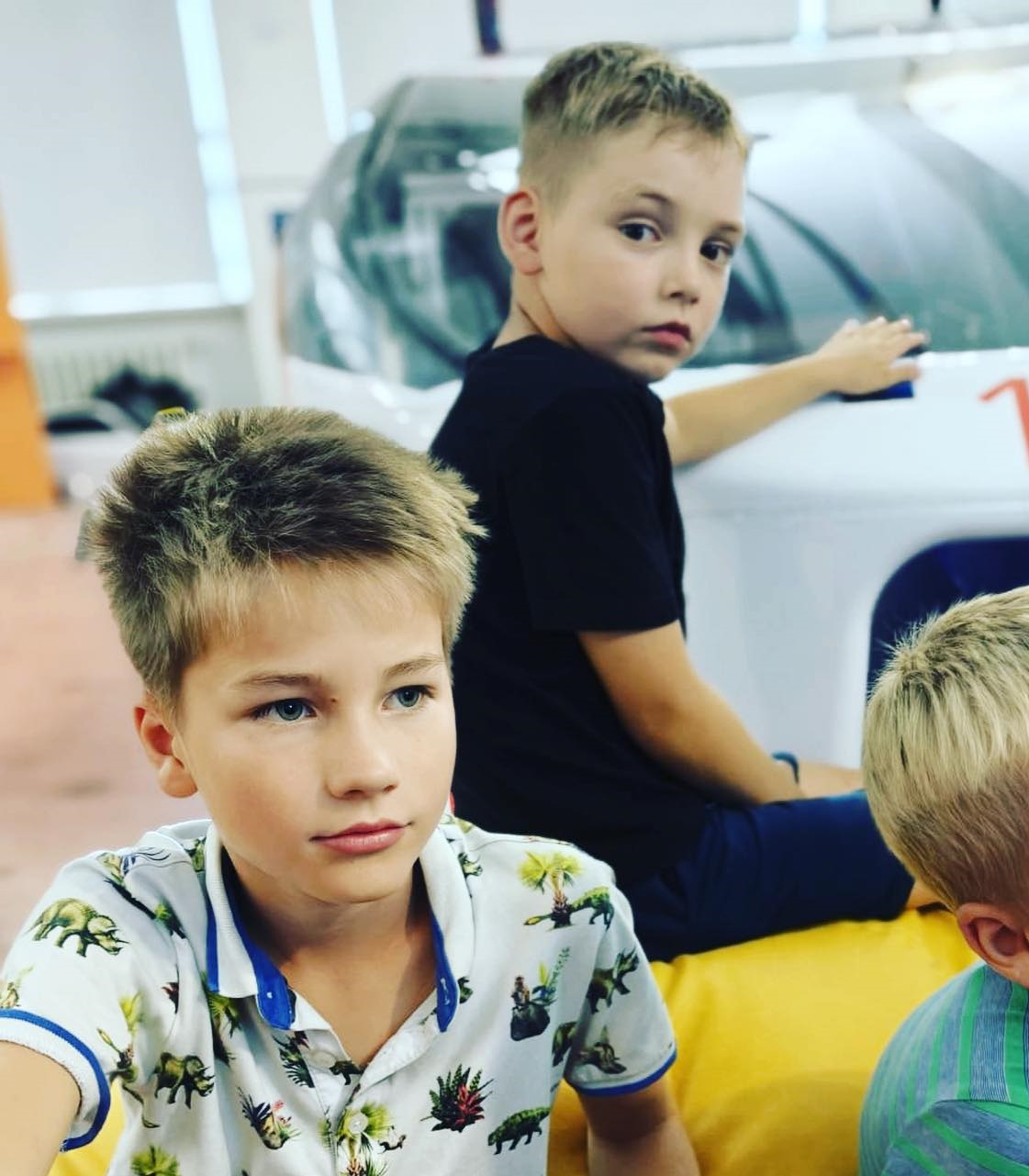 Poisid päikeseauto ees