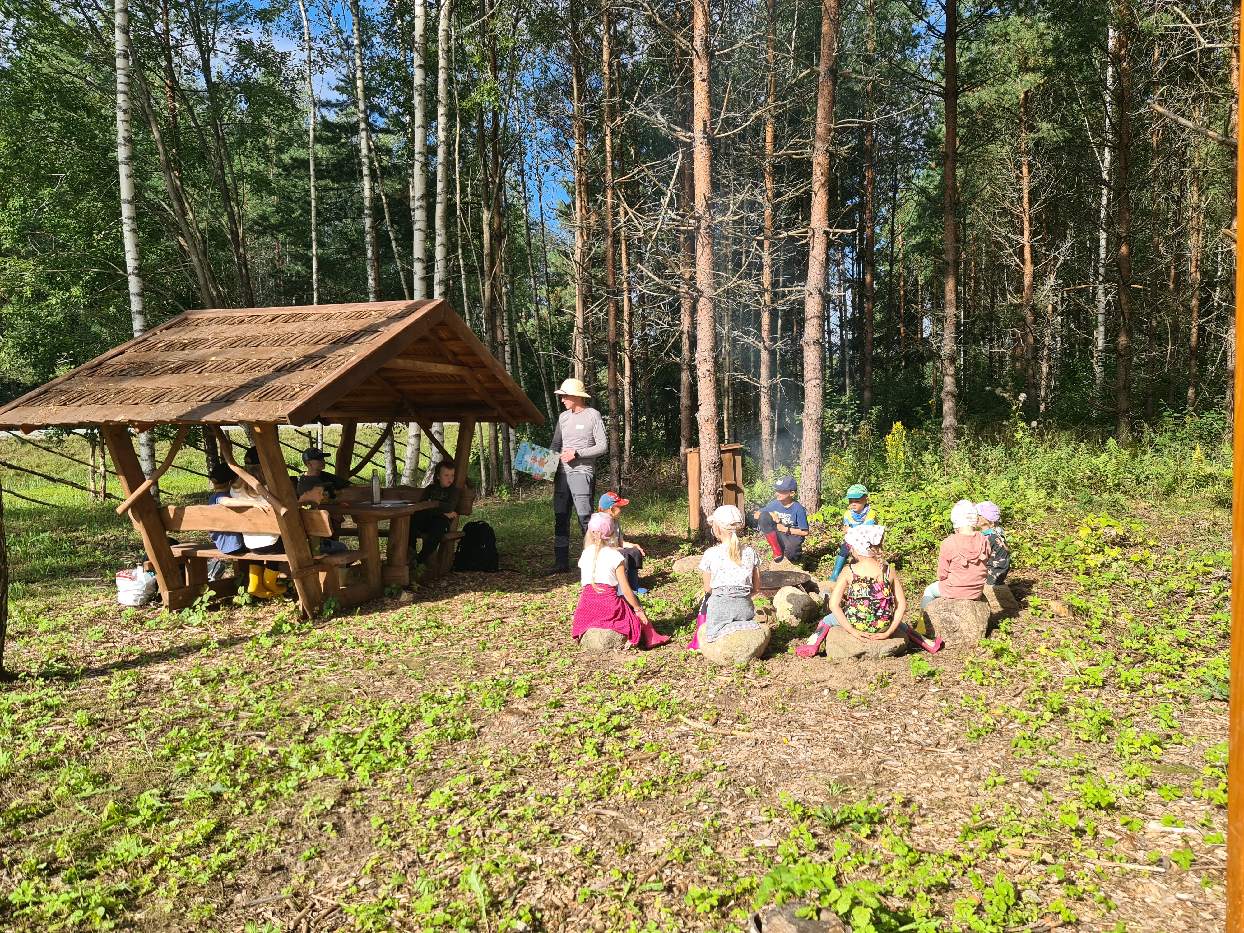 Metsas luubi, mõõdulindi ja nutitelefoniga