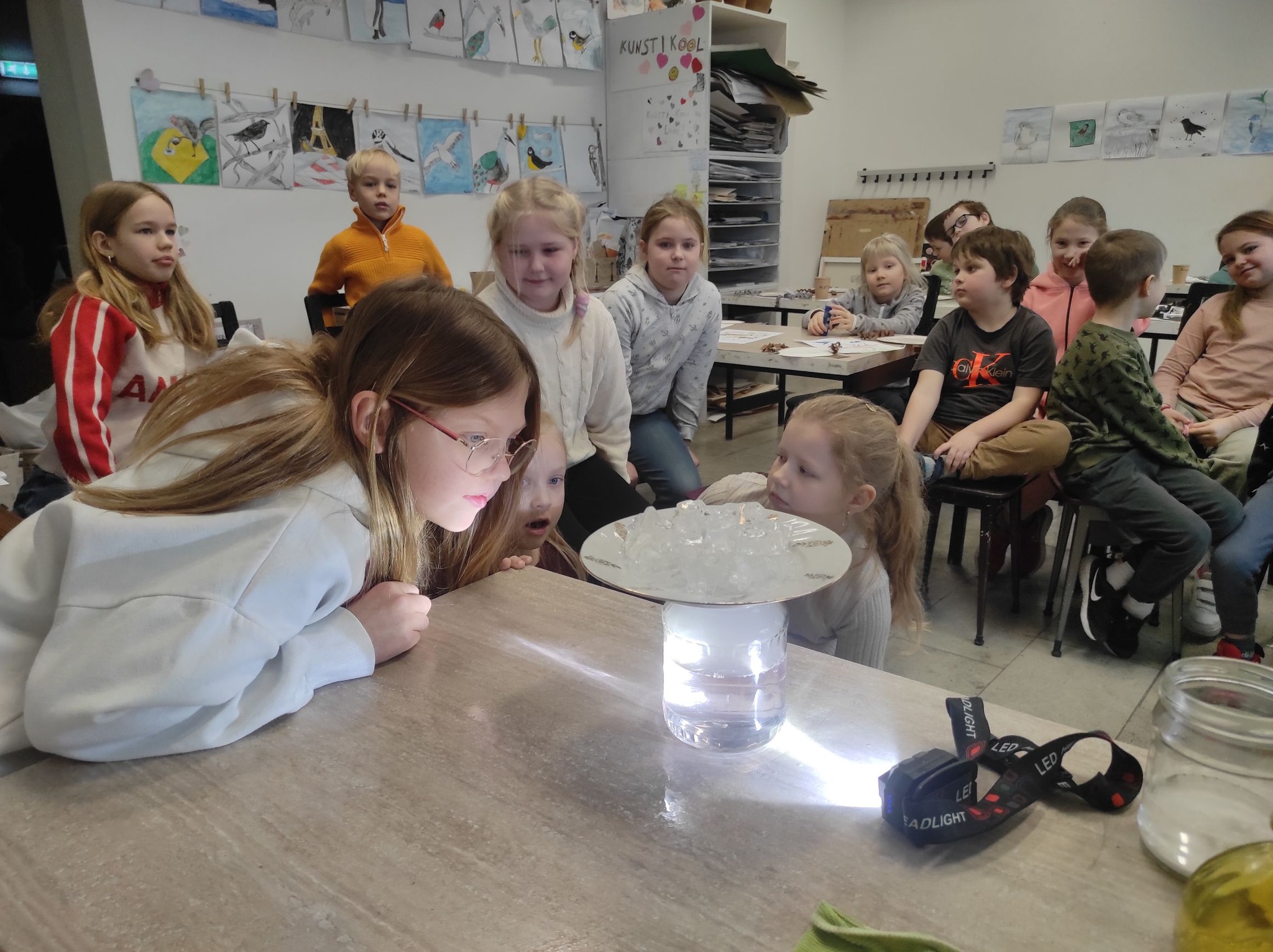 Ilmastikunähtusi tutvustavad katsed.