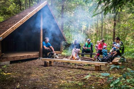 Inimesed istuvad metsas lõkkekoha ümber