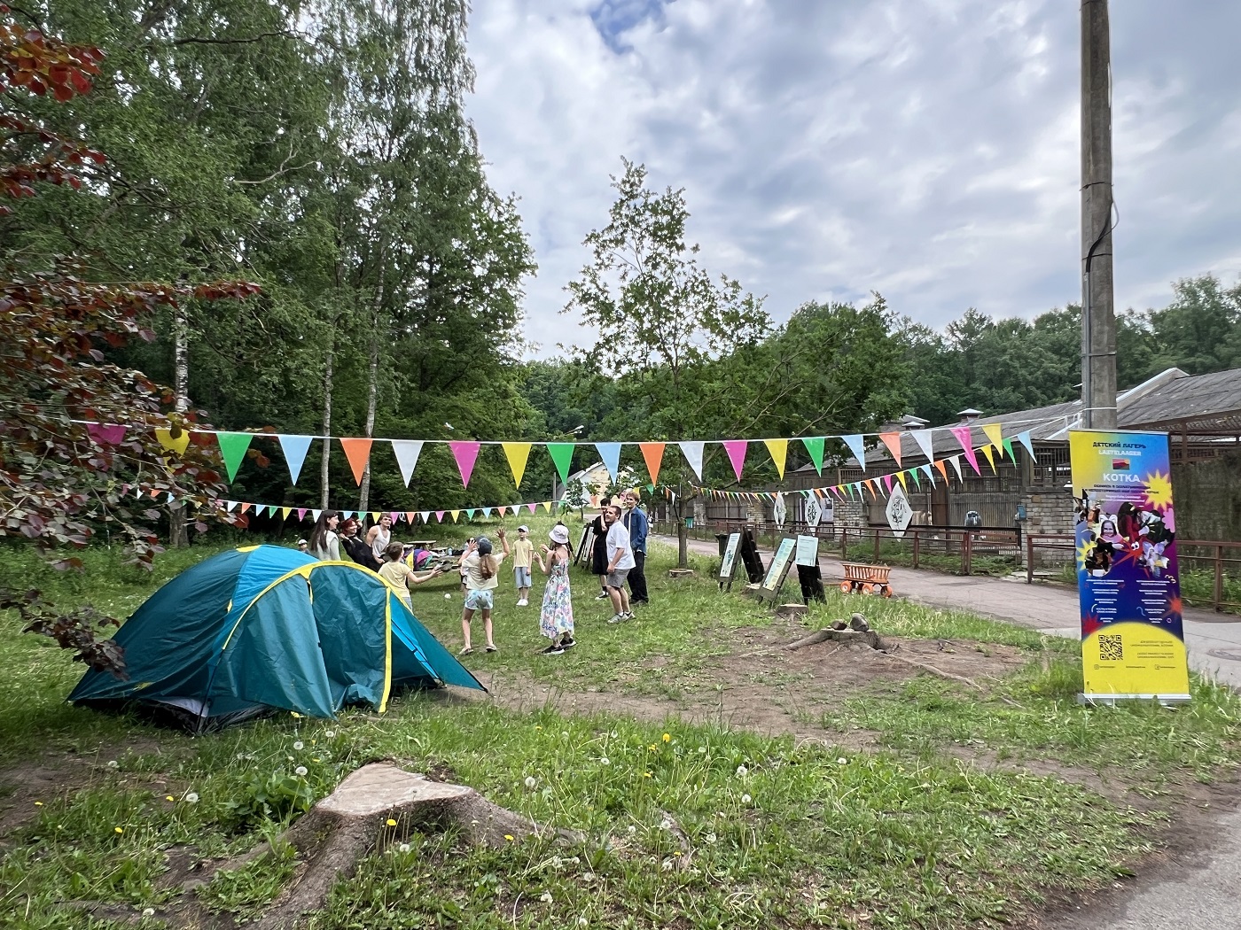 lapsed mängivad õues, õu ehitud kolmnurksete lipuridadega