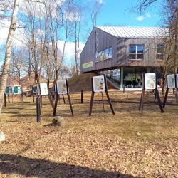 tolmeldajate näitus loodusmaja ees