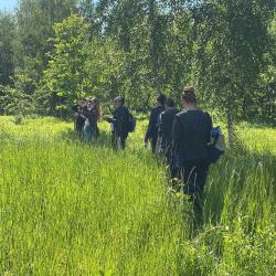 inimesed loodusretkel