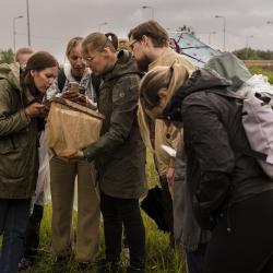 Inimesed uurivad kahvaga veest püütud elustikku