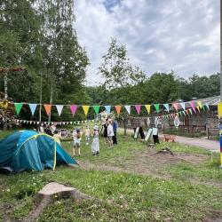 lapsed mängivad õues, õu ehitud kolmnurksete lipuridadega